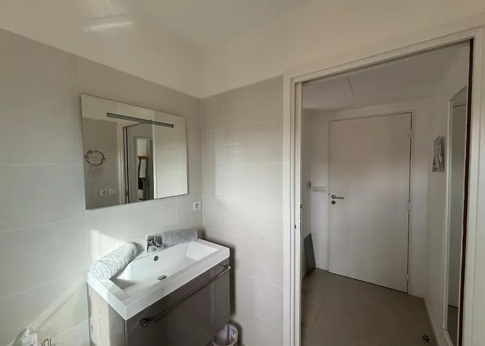 Le Syracuse Apartment *